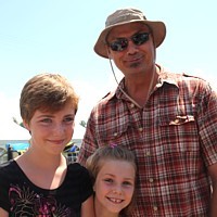 Daniel Ouellet, de Skylink, avec ses deux filles.