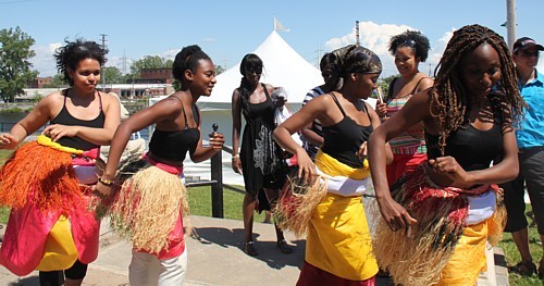 Les participants ont pu voir à l'oeuvre de nombreuses troupes de danseurs et de musiciens, dont ces danseuses de l'Ouganda.