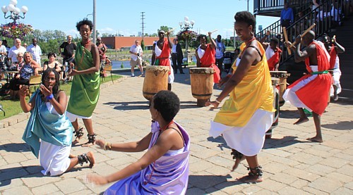 Les percussionistes et danseuses du Burundi ont clôturé la journée en beauté.