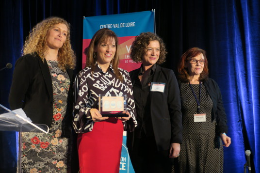 Mélanie Paul-Hus et Marie-Andrée Boucher d'Atout France entourent  Maryse Martel vice-présidente et Pascale Tremblay, conseillère de GVQ.