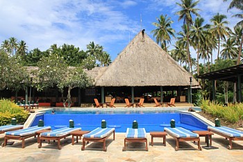 La piscine et derrière, le restaurant principal, réservé aux adultes.