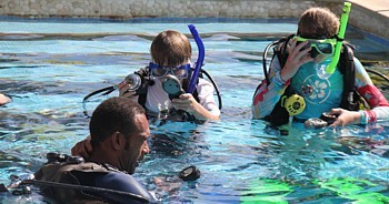 Le Jean Michel Cousteau Resort est le lieu idéal pour s'initier à la plongée, y compris pour les enfants Le Jean Michel Cousteau Resort est le lieu idéal pour s'initier à la plongée, y compris pour les enfants