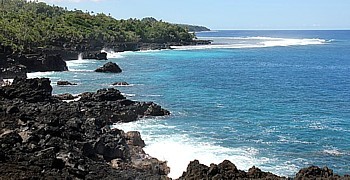 D'origine volcanique , Taveuni est surnommée l'île jardin. Cette portion escarpée de la côte est réputée pour son Blow Hole.