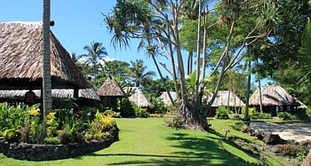 l'Hôtel Paradise Taveuni ne possède pas de plage mais est perché sur une falaise, le long de laquelle on a emmenagé des terrasses et des quais qui permettent d'accéder à la mer.