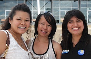 Pim et Villy, de l'agence Voyages Associés, en compagnie de Jennipher Santa Cruz, responsable dév. affaires pour Thomas Cook. Pim et Villy, de l'agence Voyages Associés, en compagnie de Jennipher Santa Cruz, responsable dév. affaires pour Thomas Cook.