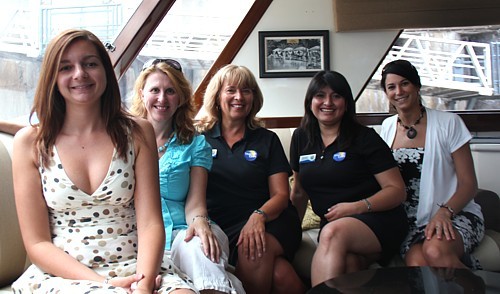 Lina Côté, directrice des ventes Québec, entourée d'une partie de l'équipe de Thomas Cook. Lina Côté, directrice des ventes Québec, entourée d'une partie de l'équipe de Thomas Cook.