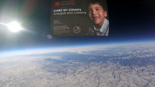 Enveloppe « Chaque sou compte » dans l’espace – Crédit photo : Thomas Niedballa, Directeur de bord à Air Canada (Groupe CNW/Fondation Air Canada)