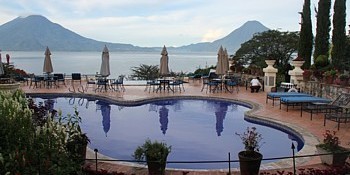 L'hôtel possède aussi un vaste restaurant, une piscine, un jacuzzi et de superbes jardins, qui font face au lac Atitlan