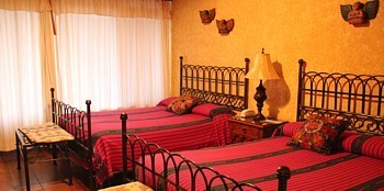L'Hôtel Atitlan compte 62 chambres, qui offrent une vue sur le lac et les volcans.