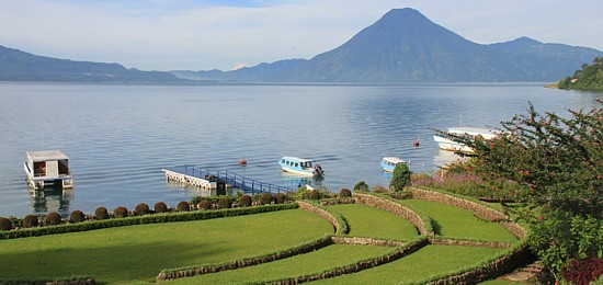 Une partie des vastes jardins de l' Hôtel Atitlan.