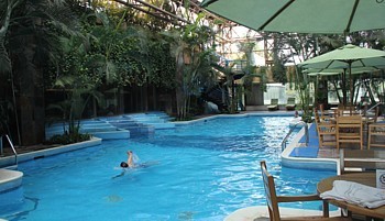 La piscine de l'Hôtel Tikal Futura.