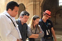En visite dans la cathédrale d'Antigua: Mario René Hernandez, Alejandra Guerra, Roberto Gonzalez et Willy Posadas, notre guide d'INGUAT.