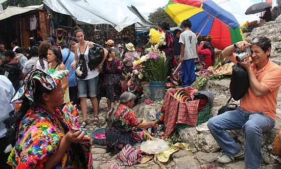 Le marché de Chichistenango est l'un des plus importants et des plus colorés; comme le constate ici Camilo Aguilar, président de Canandès.