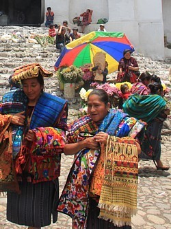 Le jour du marché, les rues de Chichistenango sont envahies par les kiosques d'artisanat et les vendeurs ambulants.