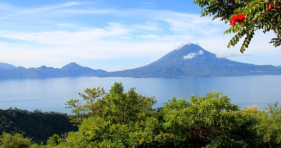 Le Lac Atitlan est encerclé de volcans.