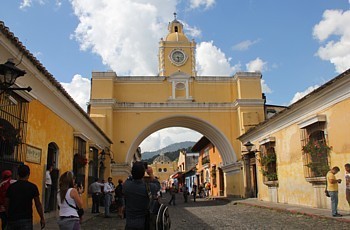 Ancienne capitale du pays, Antigua possède d'innombrables églises, monastère et couvents, qui bordent ses rues en pavés.