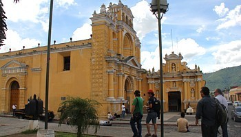 Le groupe, en promenade dans les rues d'Antigua (devant l'église San Pedro)