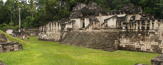 Le site archéologique de Tikal est le plus visité au Guatemala. Il compte de nombreux temples et pyramides de la période classique des Mayas, en partie camouflés par la forêt tropicale.