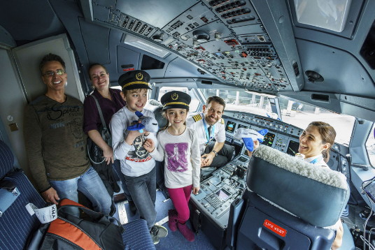 La septième édition de l’activité Enfants en première, organisée à l’aéroport Montréal-Trudeau, s’est déroulée dans la bonne humeur et le plaisir. (Groupe CNW/Aéroports de Montréal)