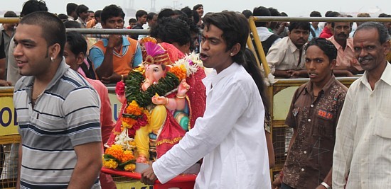 Hier, la population de Mumbai était en liesse, tandis que se déroulaient de nombreuses processions et activités honorant le dieu hindou Ganesh (à tête d'éléphant). Hier, la population de Mumbai était en liesse, tandis que se déroulaient de nombreuses processions et activités honorant le dieu hindou Ganesh (à tête d'éléphant).