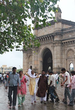 En face de l'hôtel Taj Palace, un autre fleuron de Mumbai : une arche de triomphe surnommée 'the Gateway to India".