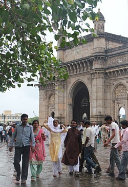En face de l'hôtel Taj Palace, un autre fleuron de Mumbai : une arche de triomphe surnommée 'the Gateway to India". En face de l'hôtel Taj Palace, un autre fleuron de Mumbai : une arche de triomphe surnommée 'the Gateway to India".