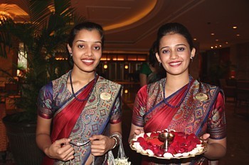 Généralement, les hôtes sont accueillis au Taj Land Ends par une cérémonie de bienvenue, destinée à leur porter chance...