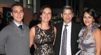 Patricia Perez, directrice générale et Camilo Aguilar président de Canandès, entourés de leurs enfants Abraham et Karen Patricia Perez, directrice générale et Camilo Aguilar président de Canandès, entourés de leurs enfants Abraham et Karen