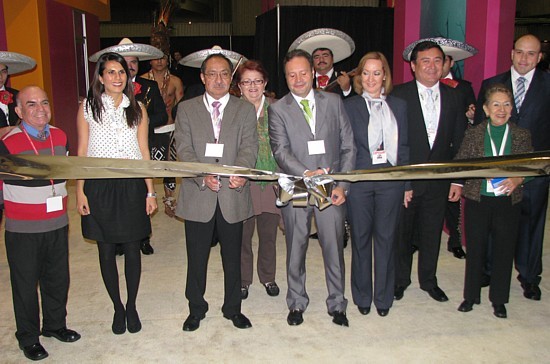 Manuel Montelongo, directeur du Conseil de promotion touristique du Mexique coupe le ruban de l'immense pavillon du Mexique