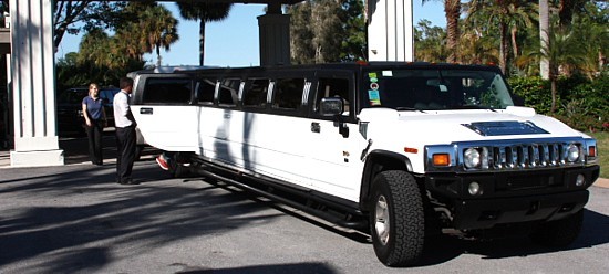 Service de limousine pour les arrivées et départs. Service de limousine pour les arrivées et départs.