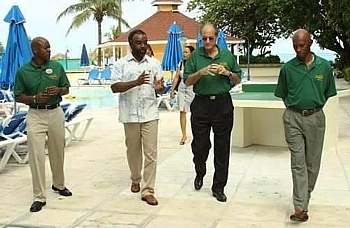 Jackson Weech D.G. du Breezes Bahamas, John Issa président de SuperClubs;  Vincent Vanderpool-Wallace ministre du Tourisme des Bahamas et David Johnson, directeur général du tourisme des Bahamas Jackson Weech D.G. du Breezes Bahamas, John Issa président de SuperClubs;  Vincent Vanderpool-Wallace ministre du Tourisme des Bahamas et David Johnson, directeur général du tourisme des Bahamas
