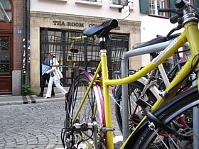Quand le temps le permet, il est très agréable de faire du vélo dans les collectivités suisses. Souvent, les hôtels fournissent gratuitement des vélos à leurs clients.