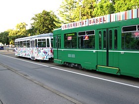 Ils ont l’allure des mini-trains de parcs d’attractions mais attention… les tramways de Bâle sont d’une efficacité redoutable! Ils ont l’allure des mini-trains de parcs d’attractions mais attention… les tramways de Bâle sont d’une efficacité redoutable!