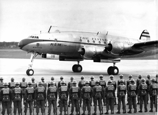 Le 30 mai 1949 à Dorval le vol KLM est attendu par le Royal 22e Regiment .
