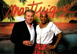 Jean-Pierre Kerten , éditeur de J'ai mon voyage ! en compagnie d'une des hôtesses de la soirée. Jean-Pierre Kerten , éditeur de J'ai mon voyage ! en compagnie d'une des hôtesses de la soirée.