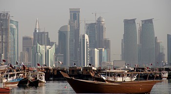 Bateaux traditionnels, les ' dhows ' contrastent avec les immeubles contemporains qui s'alignent le long de la Corniche.
