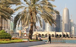 La Corniche est bordée par un trottoir piétonnier, qui longe le golfe arabique.