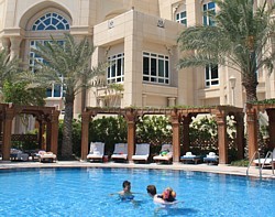 Le Four Seasons est notamment réputé pour ses piscines, sa plage et son spa. Le Four Seasons est notamment réputé pour ses piscines, sa plage et son spa.
