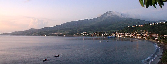 La ville de Saint-Pierre, entre mer et montagne. La ville de Saint-Pierre, entre mer et montagne.