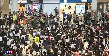 Des manifestants occupent l'aéroport de Hong Kong