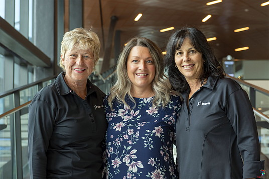 Danielle Durocher, Directrice nationale, membres franchisés et affiliés, Véronique Thouin, propriétaire Club Voyages Repentigny et Colette Girard, chef développement des affaires, TDC