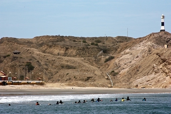 Surfers à Los Organos dans le Nord du Pérou