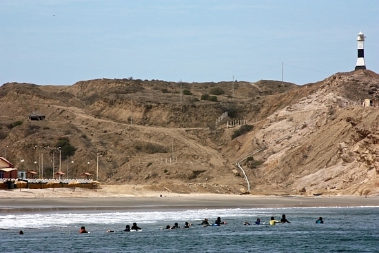 Surfers à Los Organos dans le Nord du Pérou Surfers à Los Organos dans le Nord du Pérou