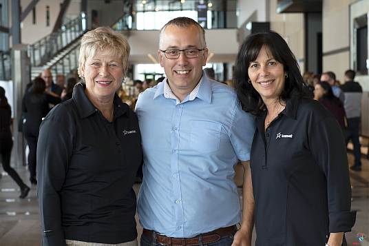 Yan Rousseau entouré de Danielle Durocher et Colette Girard, de TDC Yan Rousseau entouré de Danielle Durocher et Colette Girard, de TDC