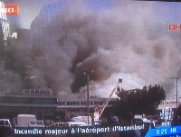 Incendie majeur à l'aéroport d'Istamboul. Incendie majeur à l'aéroport d'Istamboul.