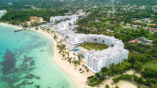 Le Riu Ocho Rios, un des hôtels les mieux cotés de Sunwing, offre maintenant un nouveau parc aquatique Splash Water World ainsi que des installations complètement réaménagées