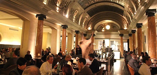 Le restaurant Le Belga Queen, à Bruxelles, occupe le hall d' une ancienne banque.