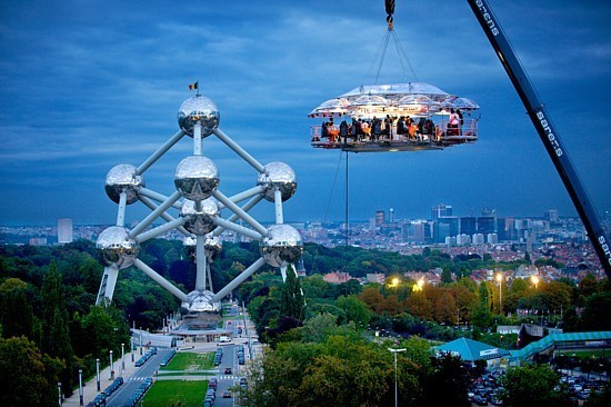 Dinner in the sky. (photo OPT)
