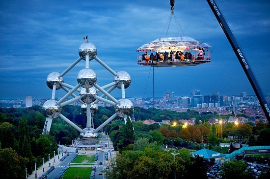 Dinner in the sky. (photo OPT) Dinner in the sky. (photo OPT)