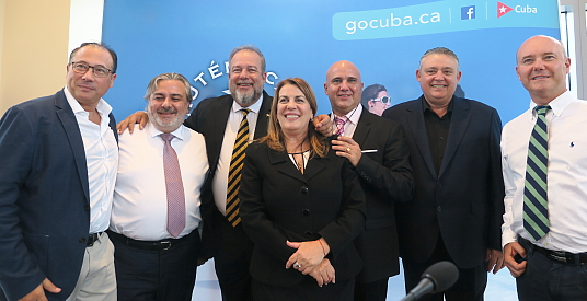 Des présidents de chaines hôtelières entourent le ministre du Tourisme de Cuba, Manuel Marrero Cruz et la directrice pour la section tourisme du Consulat général de Cuba à Montréal Carmen Casal Sanchez.